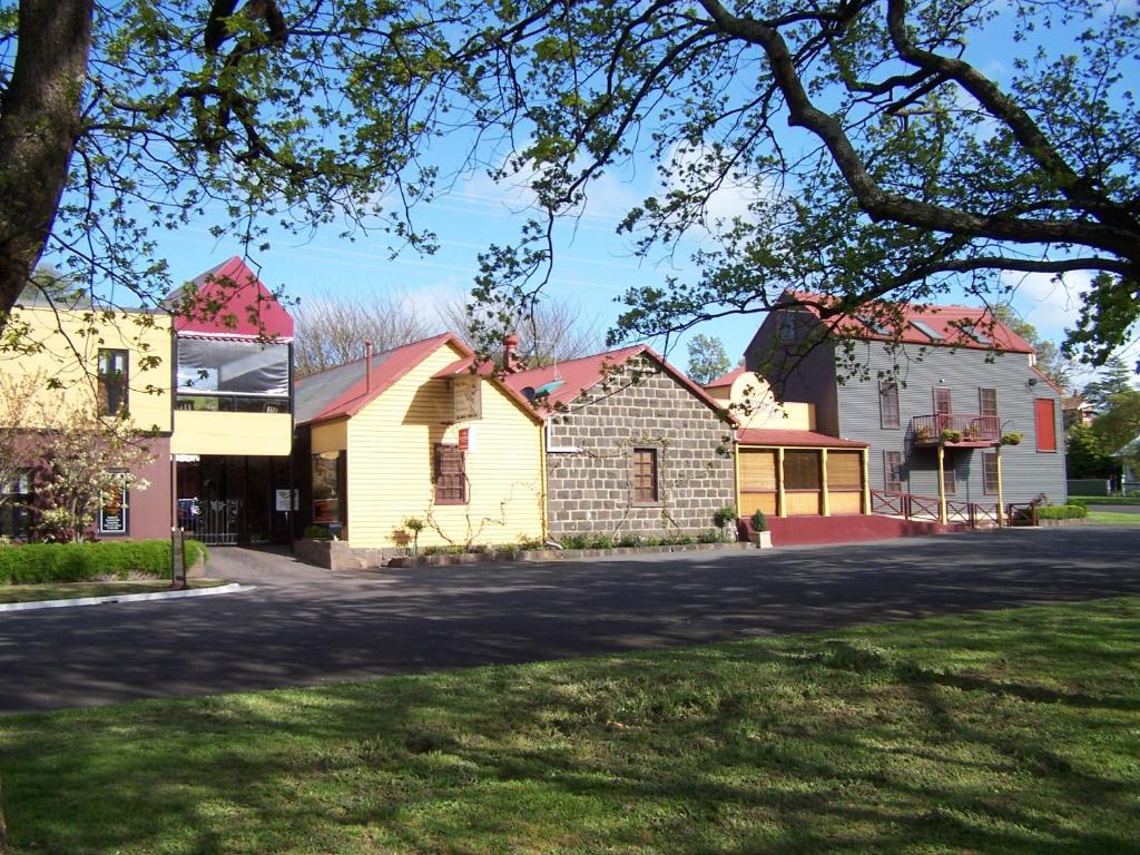 坎伯當的住宿－The Camperdown Mill，街道旁的一组建筑