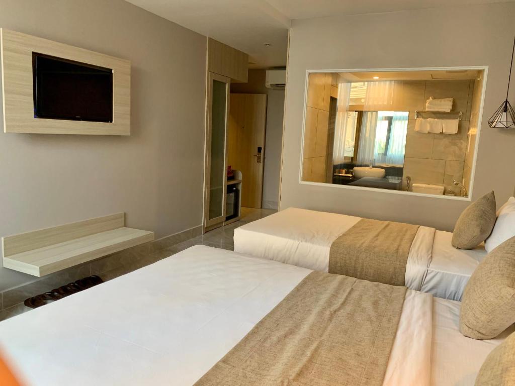 HOLIDAY 2 HOTEL - Deluxe Triple Room