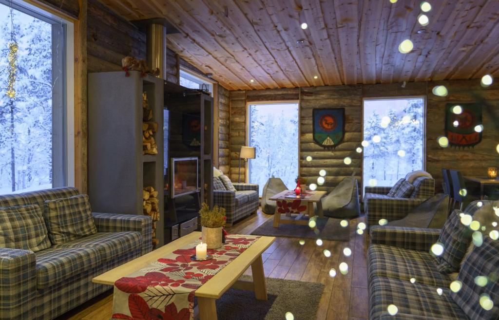 Een zitgedeelte bij Wilderness Hotel Muotka & Igloos