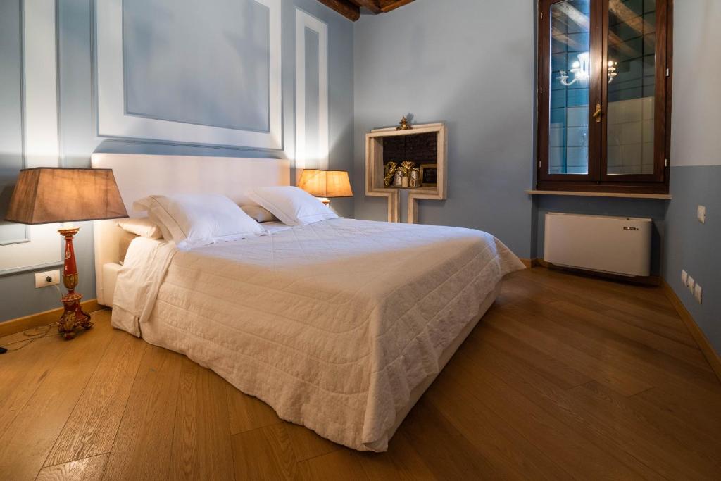 - une chambre avec un grand lit et deux lampes dans l'établissement Appartamenti Venezia, à Venise