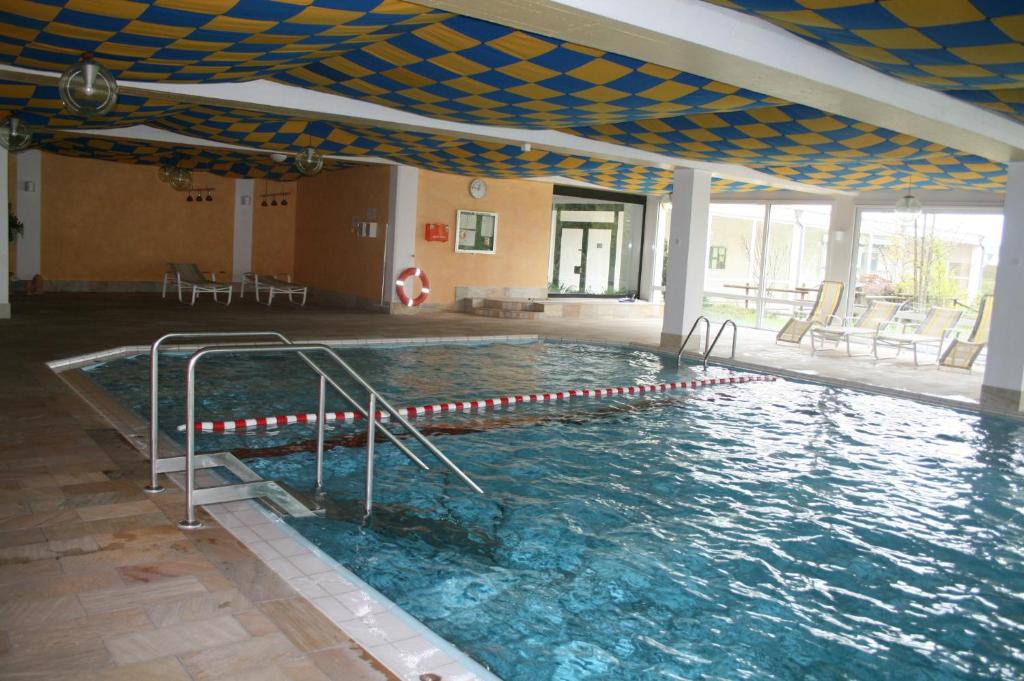 une grande piscine avec un plafond bleu et jaune dans l'établissement Rosenalm Scheidegg Apartment 256, à Scheidegg