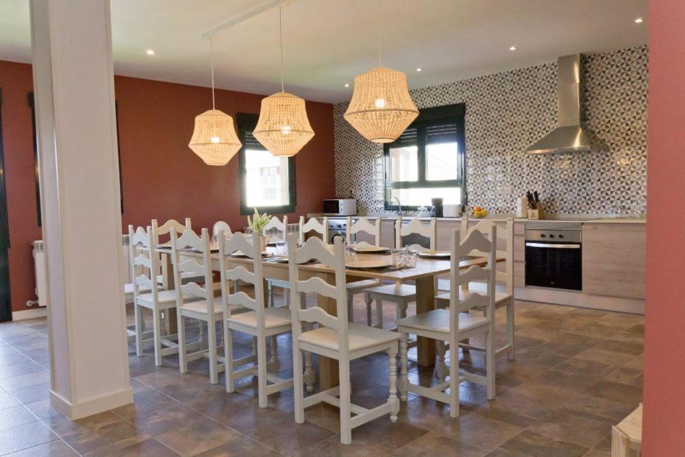 uma sala de jantar com uma mesa e cadeiras numa cozinha em Miradiez Segovia em Espirdo