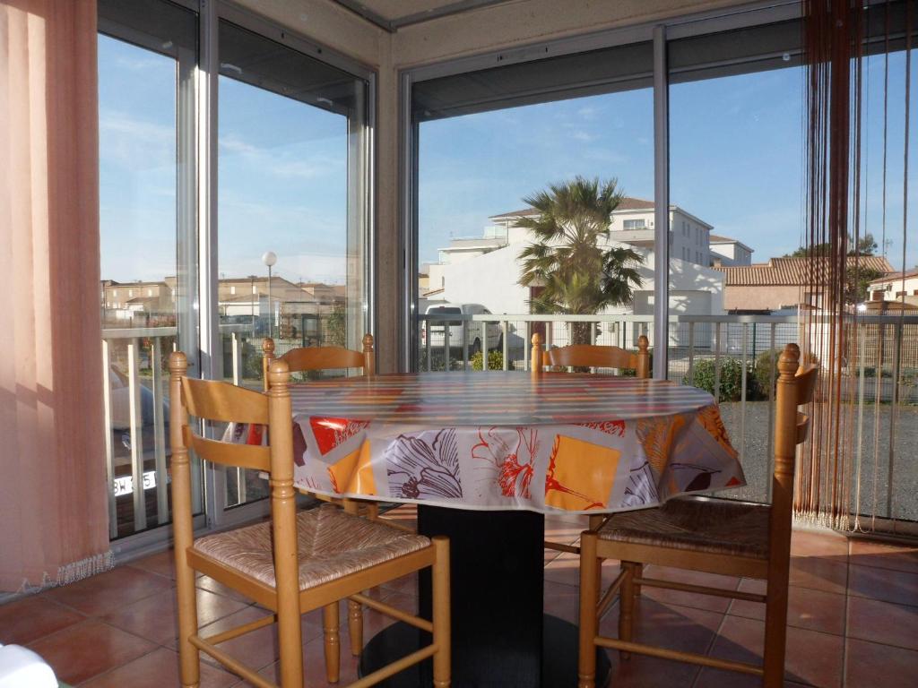 a table and chairs on a balcony with a view at valras appartement T2 proche mer et port in Valras-Plage