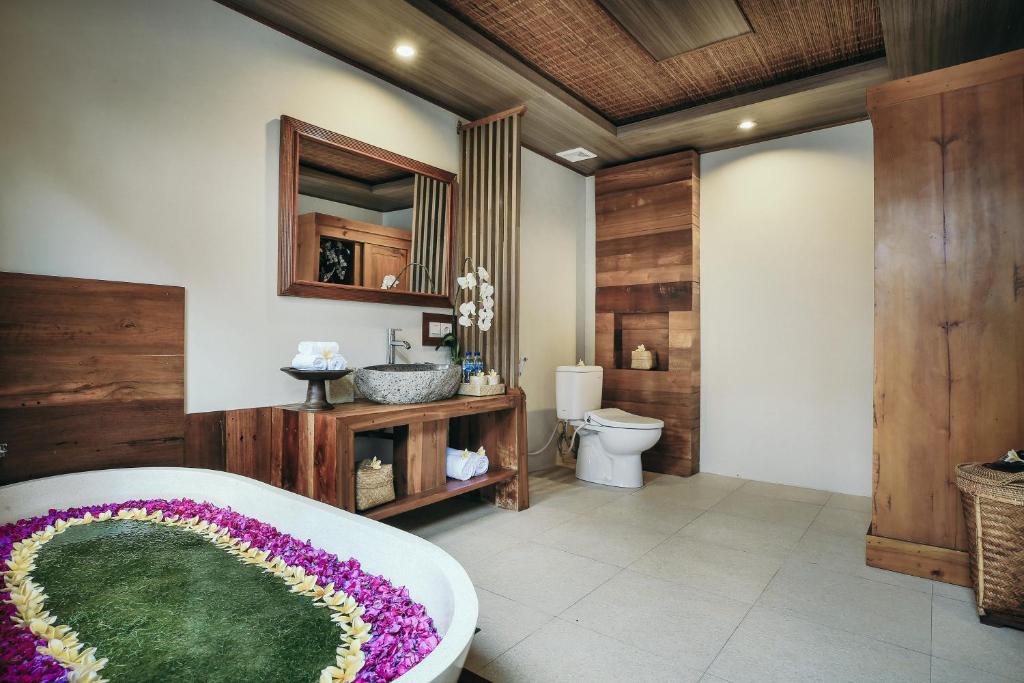 Koupelna v ubytování KERAMAN SUITE UBUD