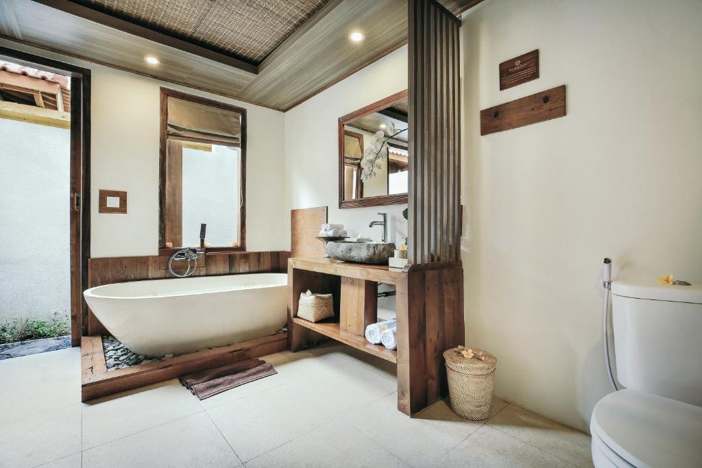 Koupelna v ubytování KERAMAN SUITE UBUD