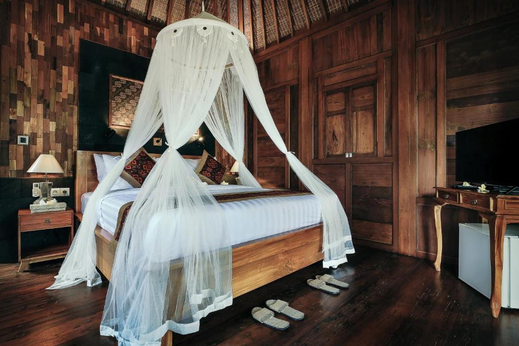 Postel nebo postele na pokoji v ubytování KERAMAN SUITE UBUD