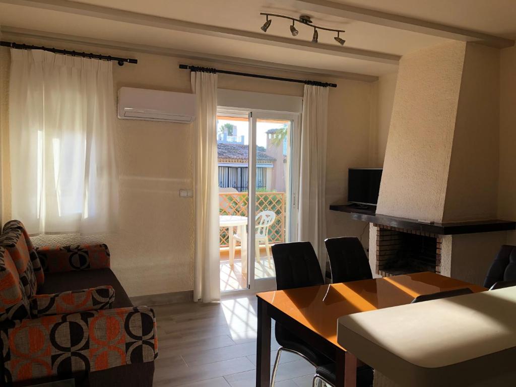 un salon avec une table et une salle à manger dans l'établissement Retiro Park II - Serviden, à Dénia