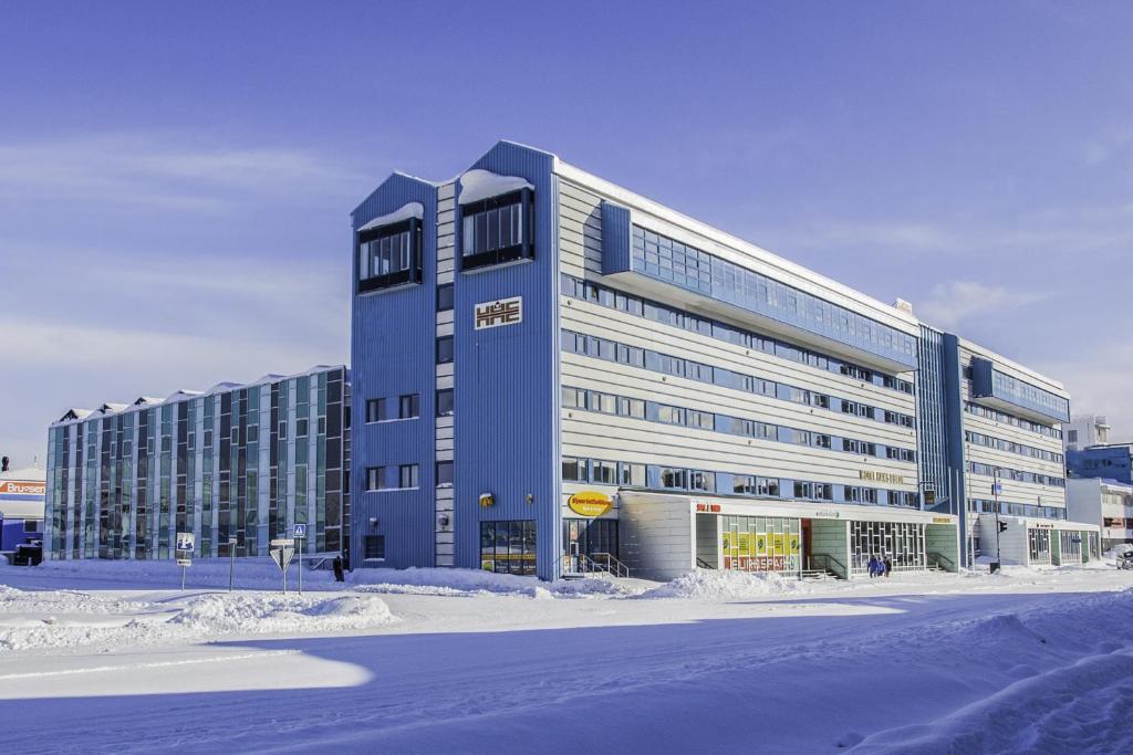 un gran edificio con nieve delante en Hotel Hans Egede en Nuuk