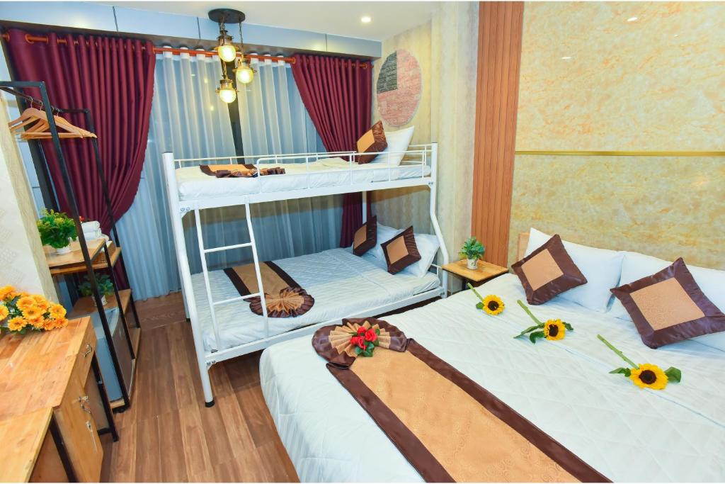 Postel nebo postele na pokoji v ubytování Winny Hotel Ninh Kieu Quay