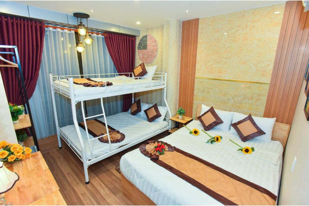 Postel nebo postele na pokoji v ubytování Winny Hotel Ninh Kieu Quay