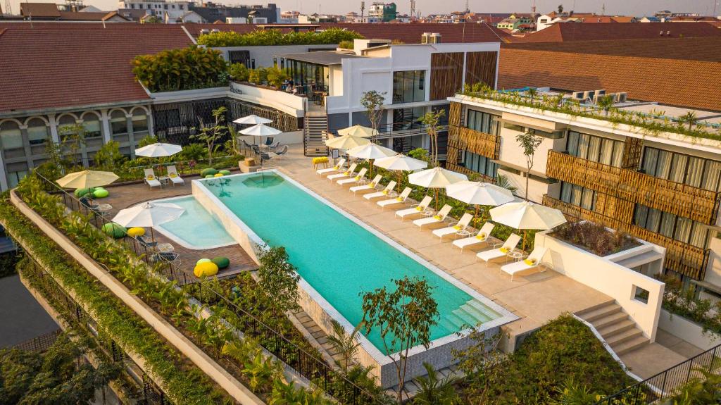  Elle offre une vue aérienne sur un hôtel doté d'une piscine. dans l'établissement The Aviary Hotel, à Siem Reap
