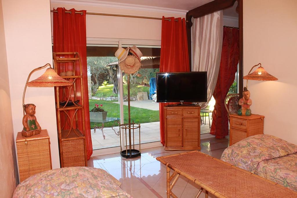 TV a/nebo společenská místnost v ubytování La Villa Topi