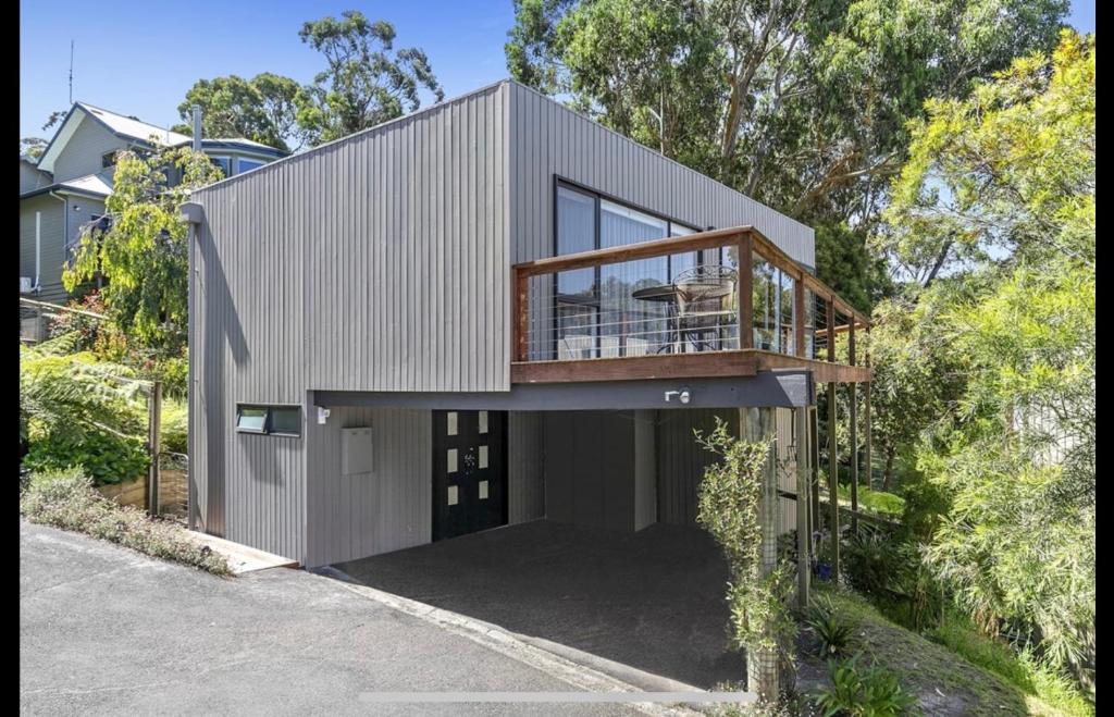 Cette maison moderne dispose d'un balcon et d'une terrasse. dans l'établissement Bay Views Lorne, à Lorne