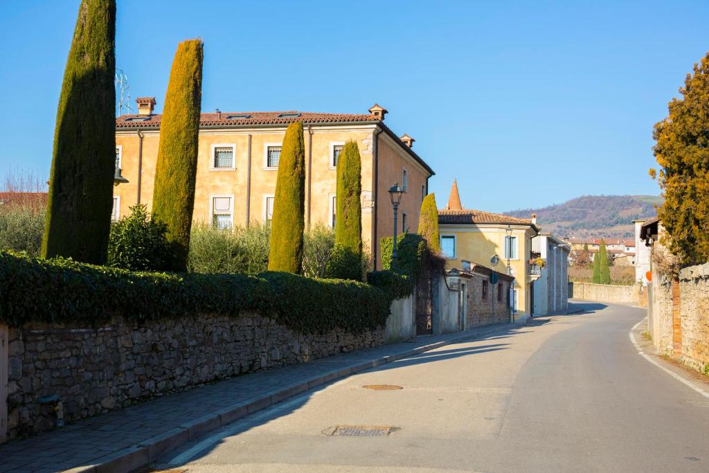 rząd drzew przed budynkiem w obiekcie Torre Soave - Locazione Turistica w mieście Soave