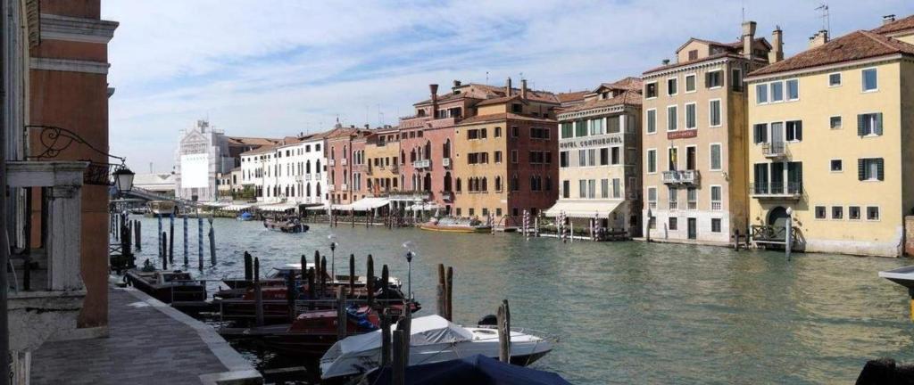 eine Gruppe von Booten in einem Kanal mit Gebäuden in der Unterkunft Corte dei Bari in Venedig
