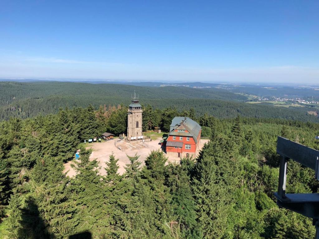 z góry widok na budynek na szczycie wzgórza w obiekcie Auersberg Haus w mieście Eibenstock