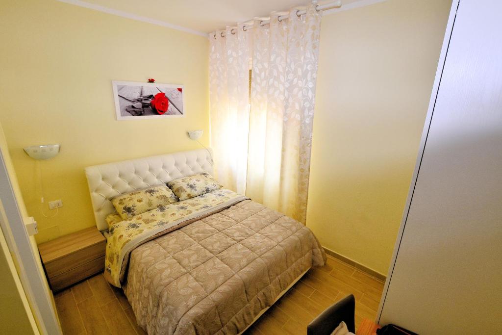 ein kleines Schlafzimmer mit einem Bett in einem Zimmer in der Unterkunft B&B Lidiya in Bologna