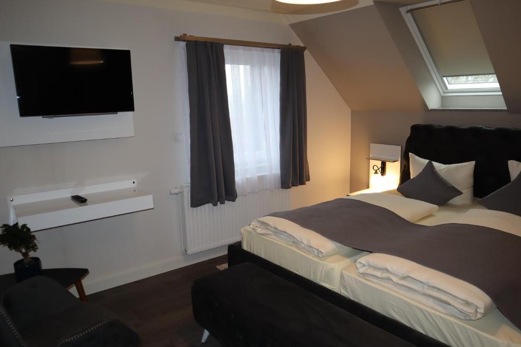 Postel nebo postele na pokoji v ubytování Hotel Bispinger Hof