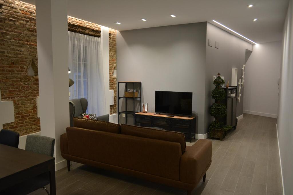 A television and/or entertainment centre at Apartamentos DUKE