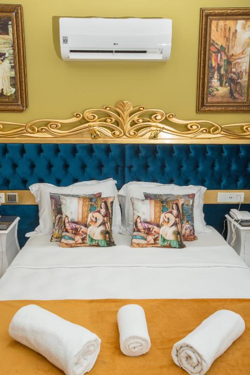 Atlantis Royal Hotelにあるベッド