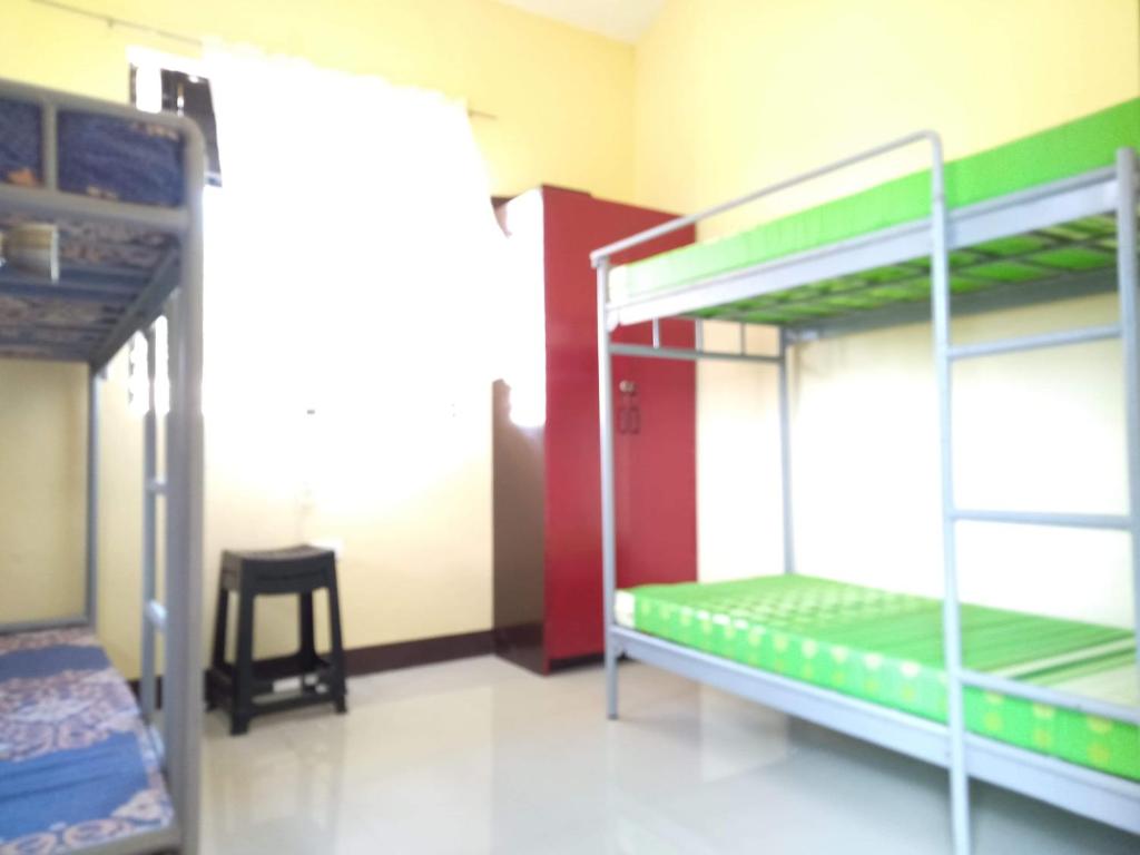 Palanda nebo palandy na pokoji v ubytování Eurich Ladies Dormitory