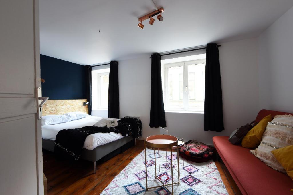 un salon avec un lit et un canapé dans l'établissement NOCNOC - Le Cosy, Grand Place, à Lille