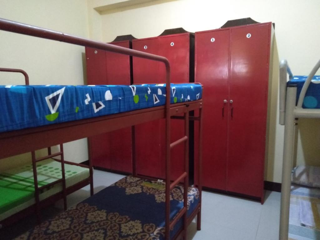Palanda nebo palandy na pokoji v ubytování Eurich Ladies Dormitory