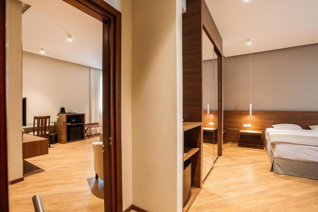 Postel nebo postele na pokoji v ubytování Hotel Tbilisi Tower