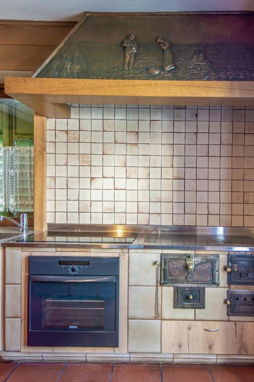 A kitchen or kitchenette at Villa Noce 2
