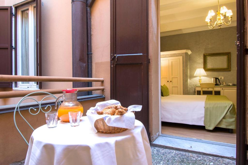 Postel nebo postele na pokoji v ubytování Hotel Pedrini