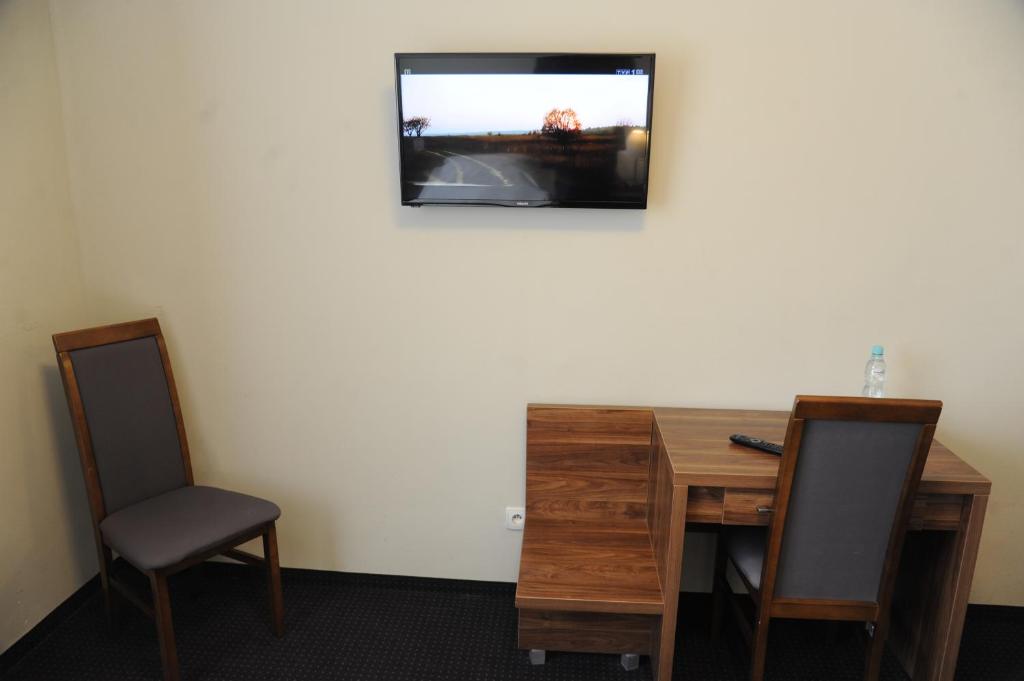 Televízia a/alebo spoločenská miestnosť v ubytovaní Dedal