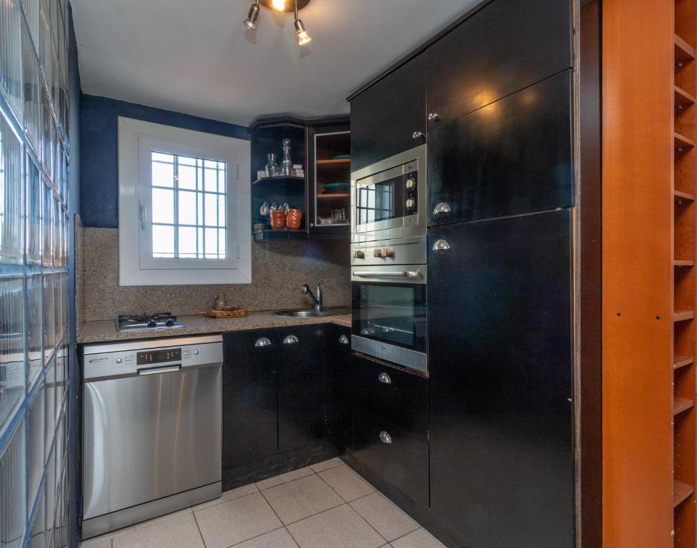 Kuchyň nebo kuchyňský kout v ubytování Goldhome - Currican - Casa con amarre, terraza, barbacoa, wifi