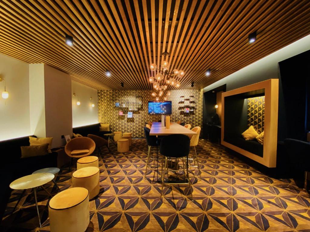 The lounge or bar area at Logis Hotel Center