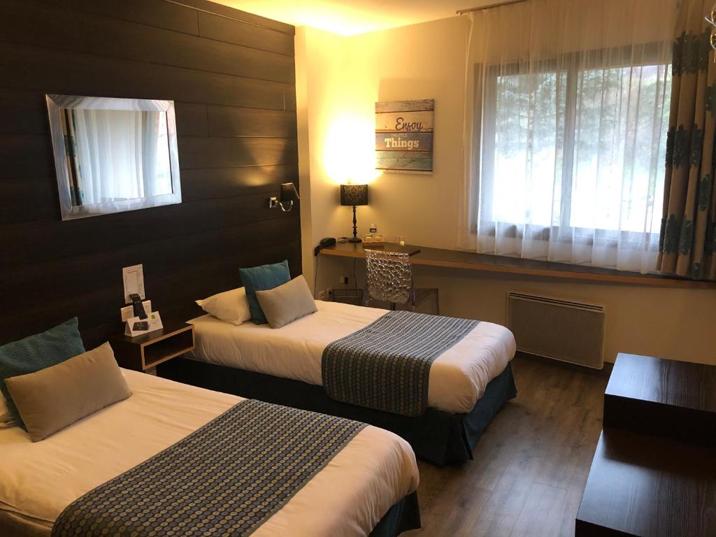 Postel nebo postele na pokoji v ubytování Hôtel Burnichon