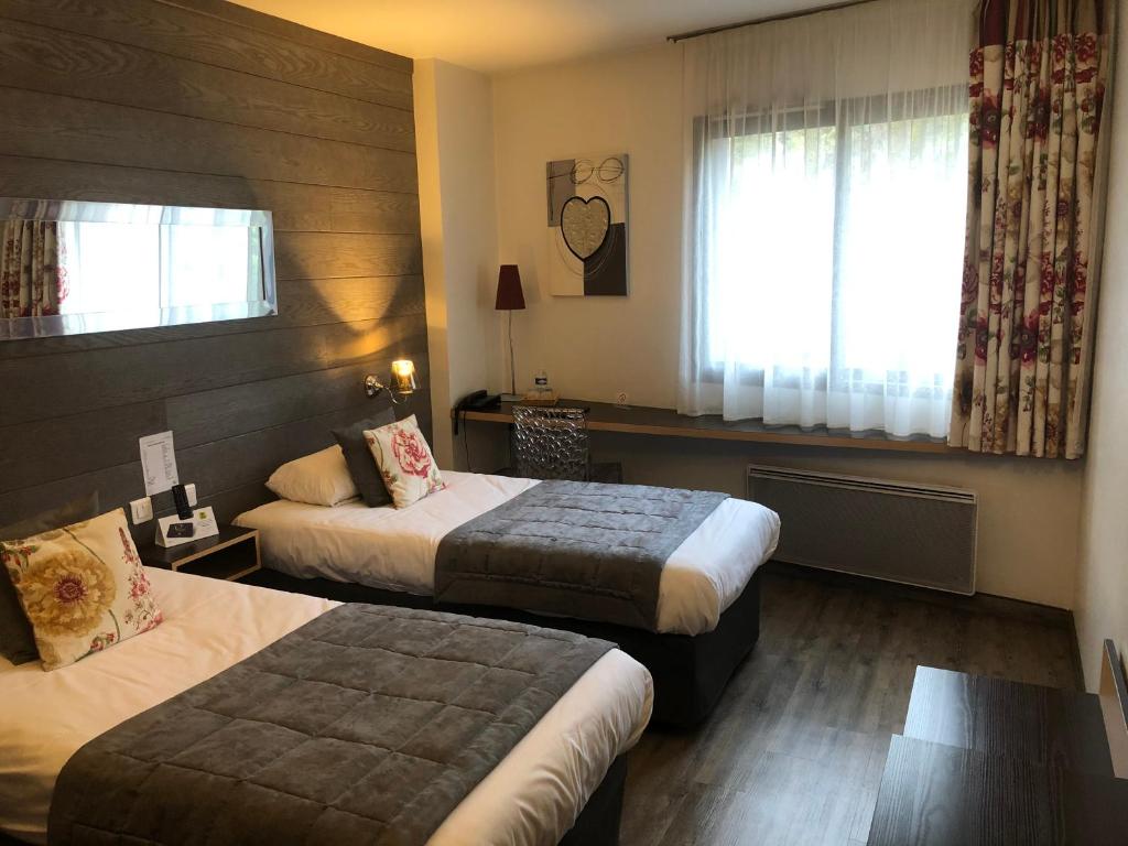 Postel nebo postele na pokoji v ubytování Hôtel Burnichon