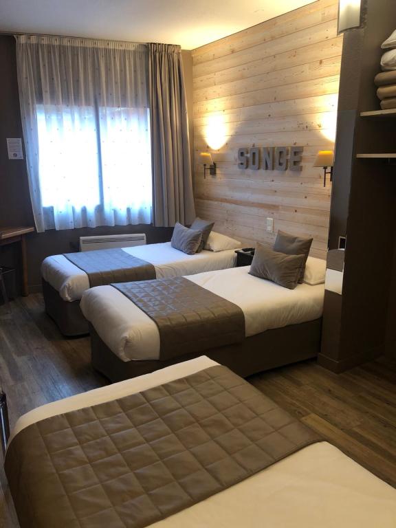 Postel nebo postele na pokoji v ubytování Hôtel Burnichon