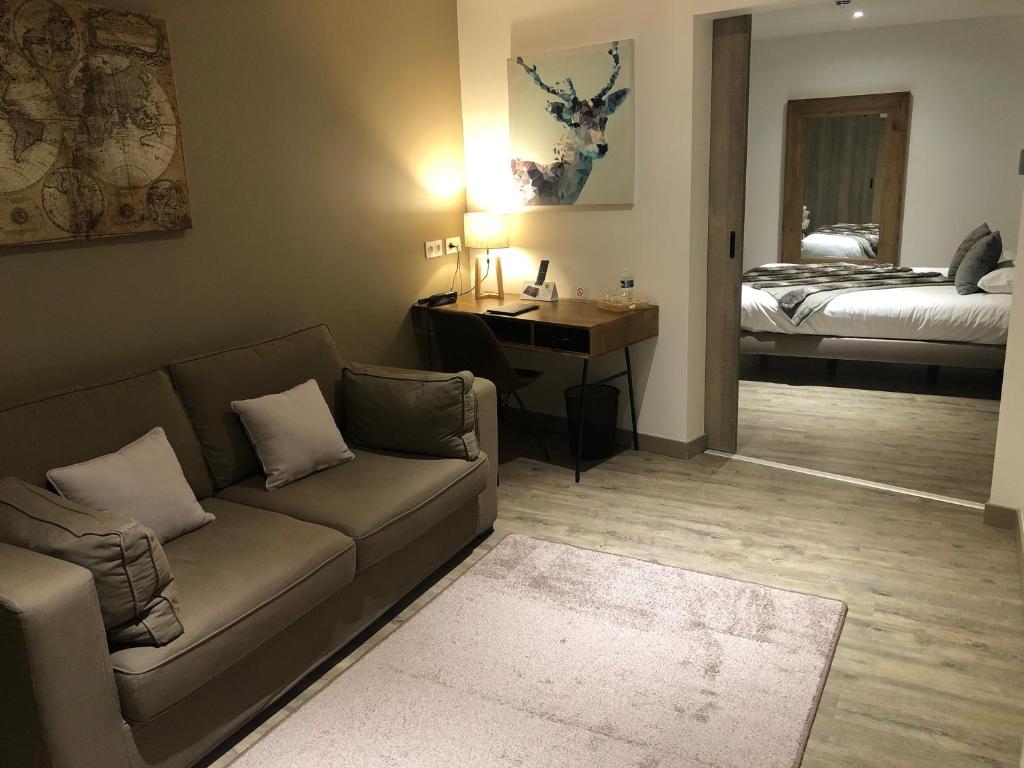 Postel nebo postele na pokoji v ubytování Hôtel Burnichon
