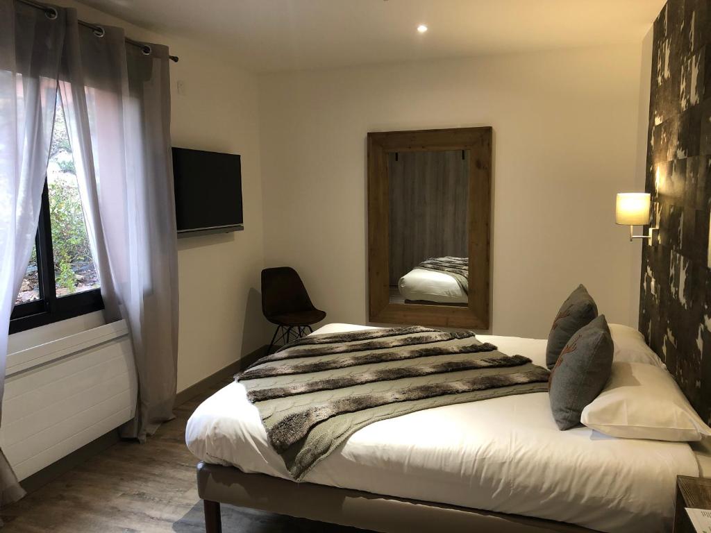 Postel nebo postele na pokoji v ubytování Hôtel Burnichon