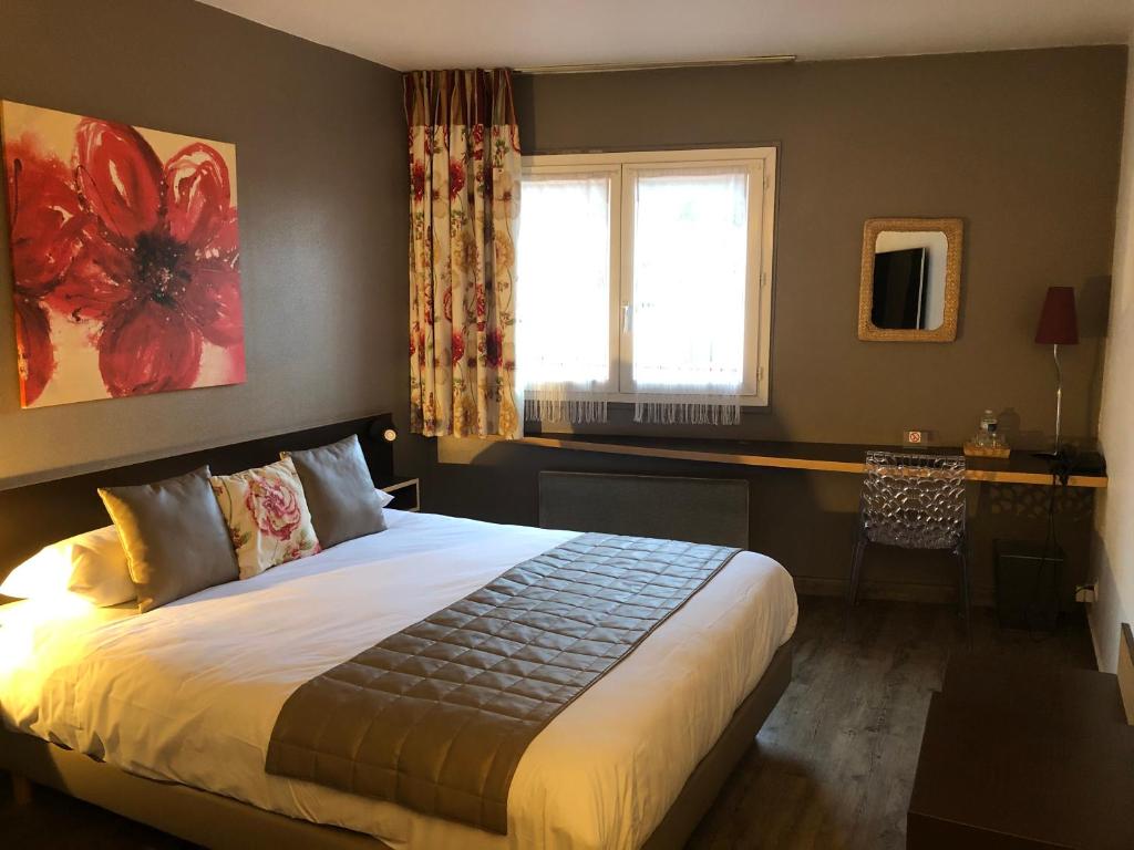 Postel nebo postele na pokoji v ubytování Hôtel Burnichon