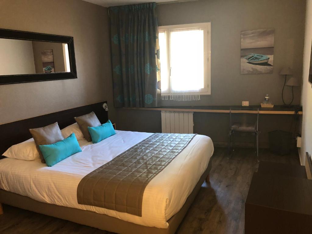 Postel nebo postele na pokoji v ubytování Hôtel Burnichon