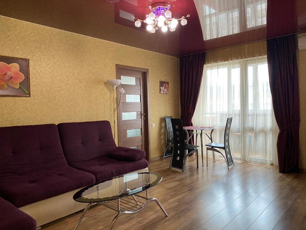 uma sala de estar com um sofá e uma mesa em New apartments with panoramic views on Avenue Nauky em Kharkov