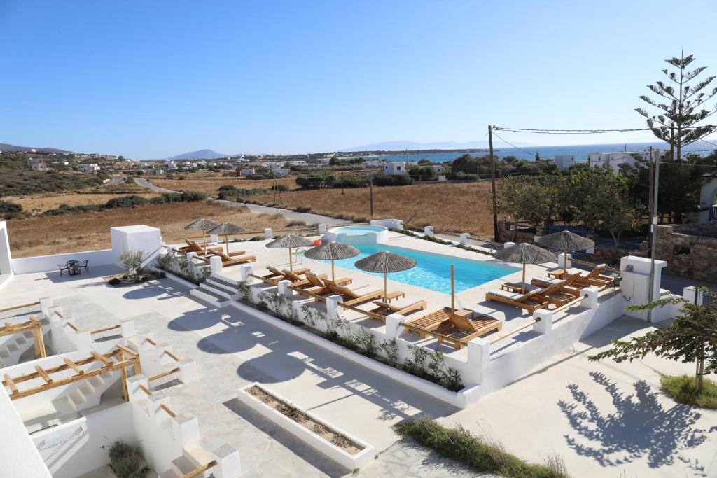 Bazén v ubytování Irida Vacation suites nebo v jeho okolí