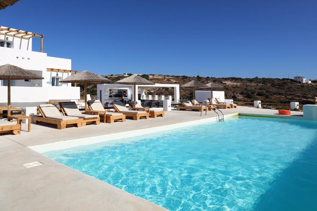 Bazén v ubytování Irida Vacation suites nebo v jeho okolí