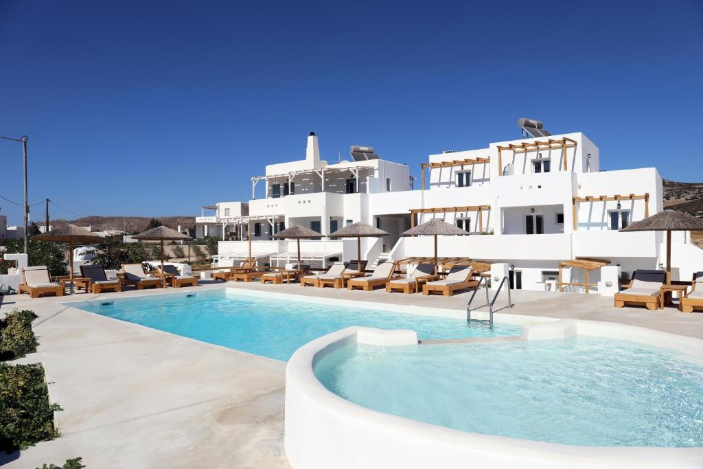 Bazén v ubytování Irida Vacation suites nebo v jeho okolí