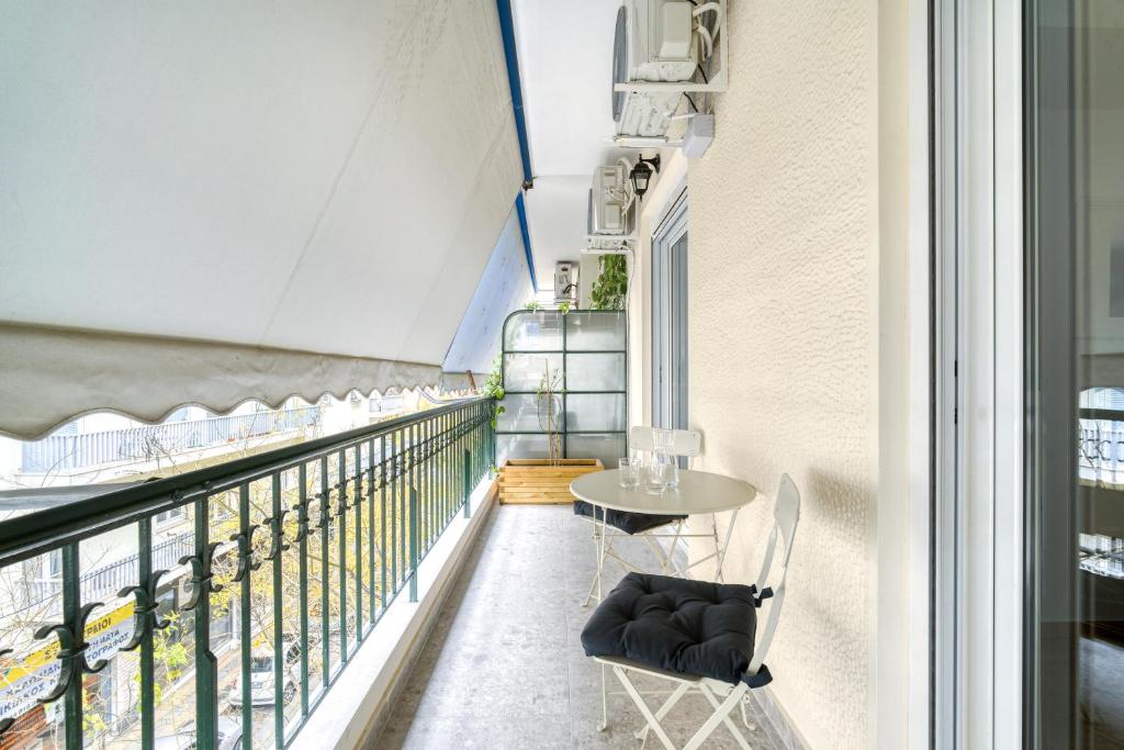 Balkón nebo terasa v ubytování Stylish, Sunny New 2 Bedroom, Prime Central Athens
