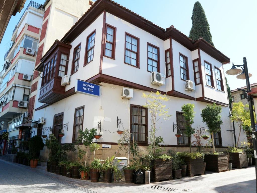 un edificio en una calle con macetas en Konak Hotel Kaleiçi en Antalya
