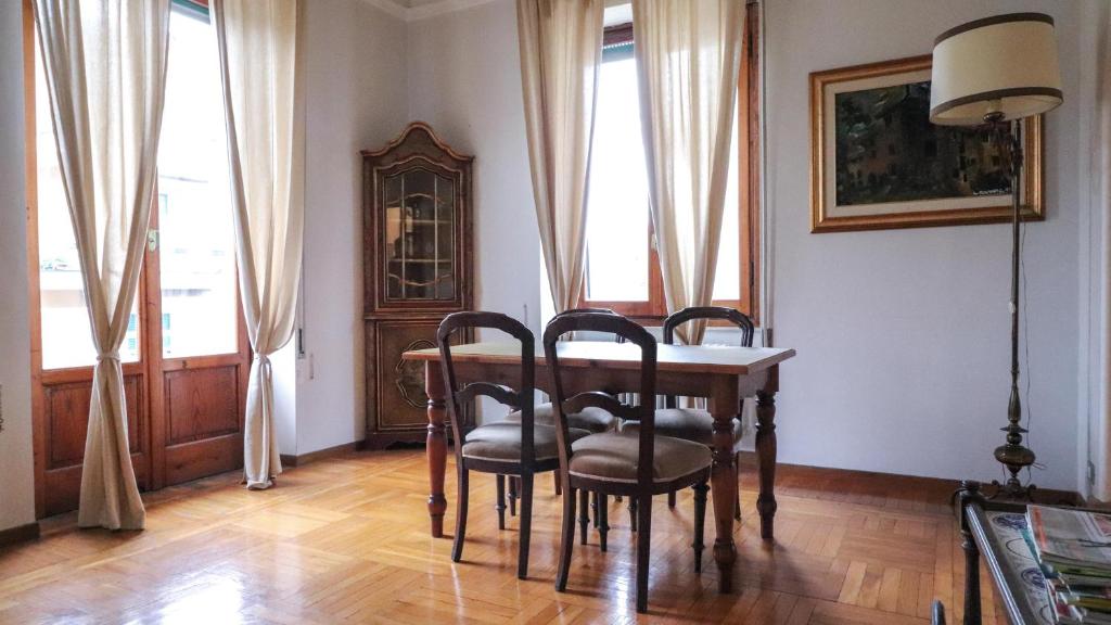 una sala da pranzo con tavolo e sedie di appartamento Giacomo a Santa Margherita Ligure