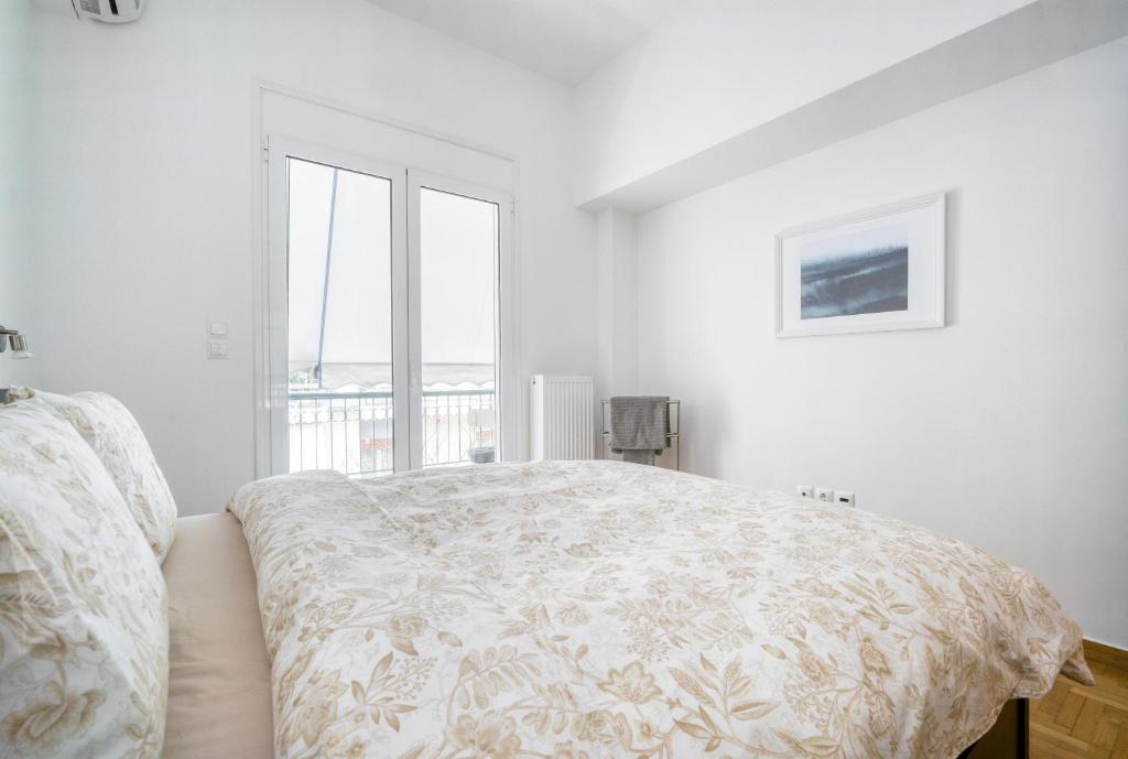 Postel nebo postele na pokoji v ubytování Stylish, Sunny New 2 Bedroom, Prime Central Athens