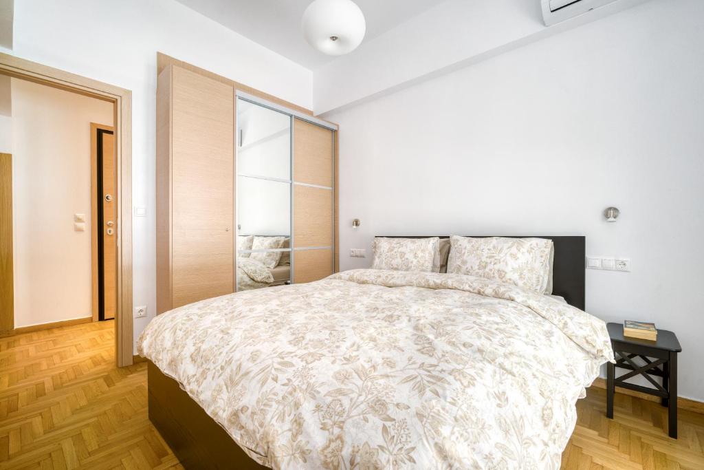 Postel nebo postele na pokoji v ubytování Stylish, Sunny New 2 Bedroom, Prime Central Athens