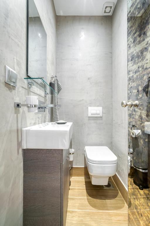 Koupelna v ubytování Stylish, Sunny New 2 Bedroom, Prime Central Athens